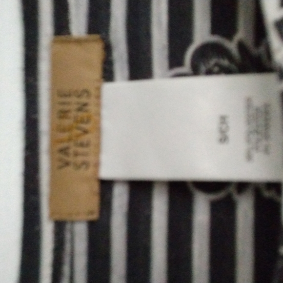 Valerie Stevens Women's Floral Tunic - Picture 6 of 11